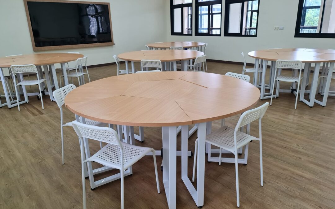 ส่งมอบโต๊ะเรียนแบบสี่เหลี่ยมคางหมู 5ที่นั่ง สามารถจัดที่นั่งได้หลายแบบ ตามกิจกรรม